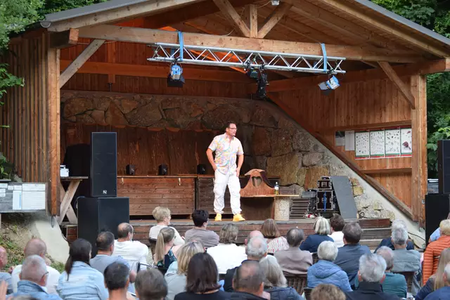 Mit Kabarettist Didi Sommer wurde der Pabneukirchner Kultursommer 2025 in den Holzwelten eröffnet. Vorprogramm mit DJ Nono, Norbert Hintersteiner.  | Foto: Josef Lumetsberger