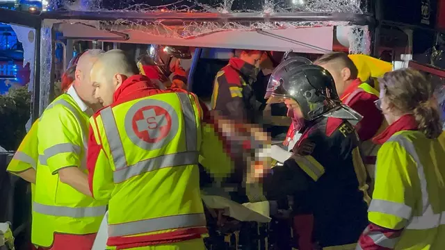 Der Lenker des Buses wurde schwer verletzt. | Foto: DOKU-NÖ