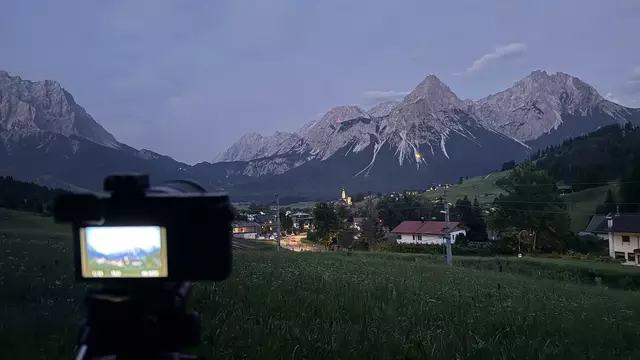 Die Sonnwendfeuer sind ein beliebtes Fotomotiv. | Foto: Reichel