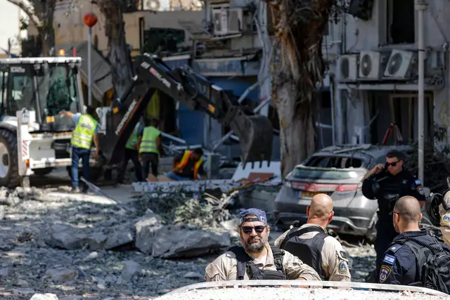 Israelische Rettungskräfte und Soldaten bei Aufräumarbeiten nach einem Bombenangriff in der Hafenstadt Haifa am 22. Juni, wenige Stunden nach der USA-Bombardierung des Irans. | Foto:  JALAA MAREY / AFP / picturedesk.com