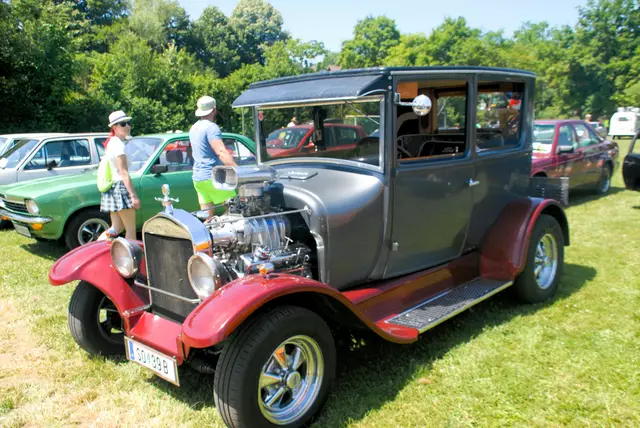 Rund 800 verschiedene Fahrzeuge waren  beim Oldtimertreffen zu bestaunen.