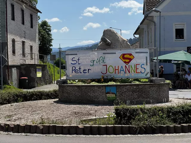 Auch am Kreisverkehr zierten zahlreiche Schilder als Zeichen des Mitgefühls den Wegrand, für den schwer kranken Johannes.  | Foto: Marktgemeinde St. Peter-Freienstein