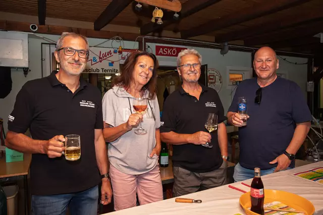 Norbert Wiedner, Franziska Lielacher, Johann Firnhammer und Christian Moser waren hinter der Bar. | Foto: er