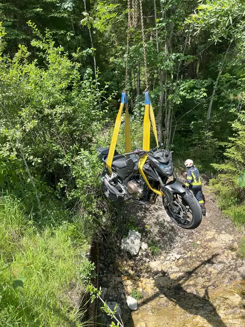Das verunfallte Fahrzeug musste von den Einsatzkräften der FF Mitterweißenbach geborgen werden. | Foto: FF Mitterweißenbach