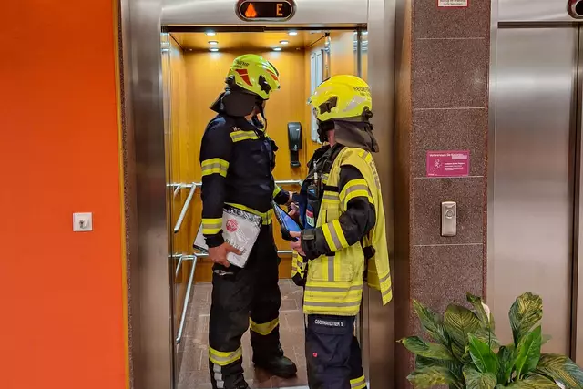 Einsatz der FF Bad Goisern: Ein Lift musste geöffnet werden.