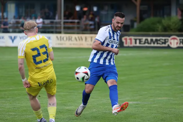 Dank dem Treffer von Marin Pervan (r.) in der Verlängerung des Rückspiels bleibt der ESK weiter Teil der Bezirksliga Ost.