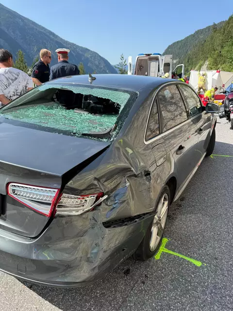 Als der vor dem Motorradfahrer fahrende PKW für einen Abbiegeversuch das Tempo reduzierte, krachte der Motorradfahrer auf das Heck des PKWs. | Foto: ZOOM.Tirol