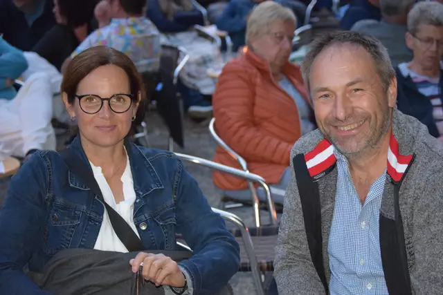 Mit Kabarettist Didi Sommer wurde der Pabneukirchner Kultursommer 2025 in den Holzwelten eröffnet. Vorprogramm mit DJ Nono, Norbert Hintersteiner.  | Foto: Josef Lumetsberger
