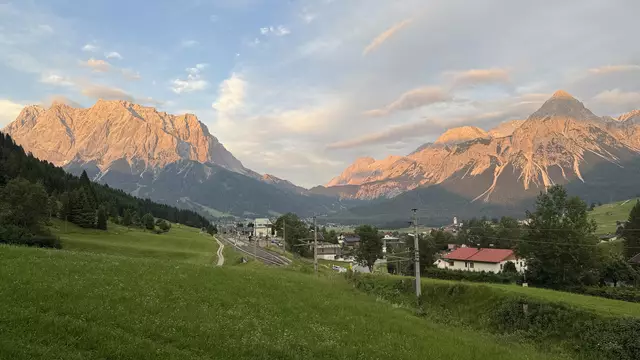 Kurz bevor es dämmerte, sorgte warmes Sonnenlicht für eine schöne Stimmung in der Zugspitz Arena. | Foto: Reichel