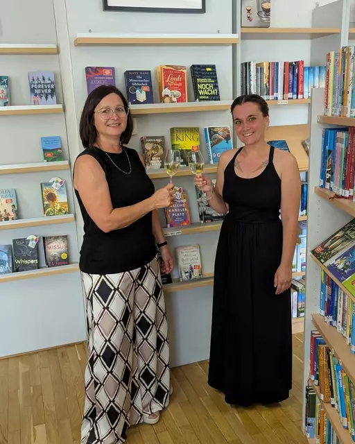 Nach vielen Jahren übergibt Martina Rossdorfer (links) die Leitung der Öffentlichen Bücherei Diersbach an Melanie Gutwald (re.) | Foto: Bücherei Diersbach