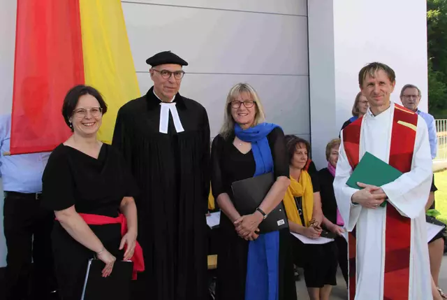 Die Segnung des neuen Gebäudes nahmen Pfarrer Gerhard Harkam und Pfarrer Dietmar Stipsits mit dem Kirchenchor Holzschlag/Günseck vor. | Foto: Peter Seper