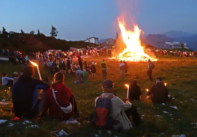 Zahlreiche Besucher feierten die Sonnenwende auf dem Feuerkogel. | Foto: Hörmandinger
