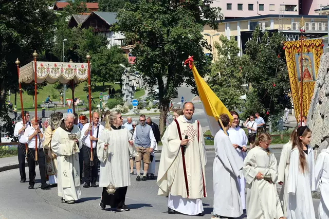 Wie immer trugen die Traditionsverbände und die große Beteiligung der Telfer Bevölkerung maßgeblich zum beeindruckenden Erscheinungsbild dieses kirchlichen Feiertags bei.  | Foto: MG Telfs/Hackl