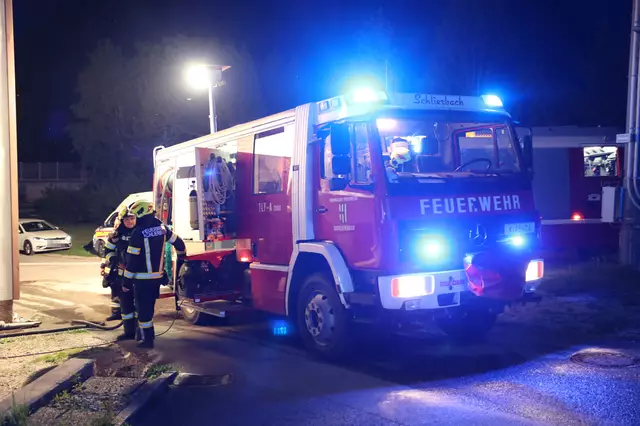 In der Nacht auf Sonntag kam es im Bezirk Lienz zu zwei Brandeinsätzen der Feuerwehr. Während in Thurn das AV Jugendheim am Zettersfeld ausbrannte, geriet in Lienz ein Altpapiercontainer in Brand. (Symbolbild) | Foto: laumat.at/Matthias Lauber
