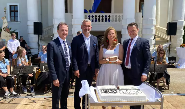 Mit BM a.D. Landwirtschaftskammerpräsident Nikolaus Berlakovich und Bürgermeister Martin Karall schnitten gleich zwei echte Nebersdorfer die Jubiläumstorte an. Unterstützt wurden sie von den Spitzen der Landesregierung Landeshauptmann-Stellvertreterin Anja Haider-Wallner und in Vertretung des Landeshauptmanns LR Heinrich Dorner.