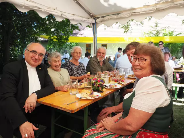 Eine gemütliche Tischrunde im schön dekorierten Pfarrgarten.