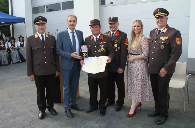 Mit dem "Verdienstkreuz des Landes" zeichnete Landesrat Leonhard Schneemann Kommandant HBI Bernhard Lackner für seine besonderen Verdienste der letzten Jahrzehnte aus.
Von Links: Wolfgang Kinelly, LR Leonhard Schneemann, Bernhard Lackner, Bgm. Christian Pinzker, Vzbgmin. Vanessa Tuder und LandesbranddirektorStv. Martin Reidl. | Foto: Peter Seper