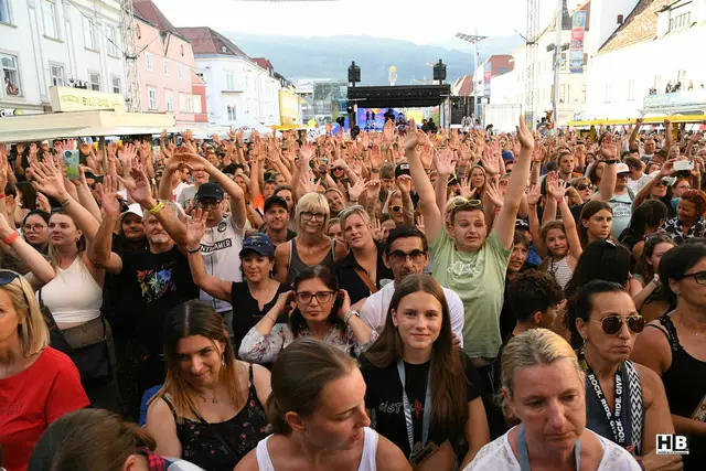 Tausende Besucherinnen und Besucher verwandelten den Leobener Hauptplatz in einen wahren Hexenkessel.  | Foto: Bernd Haider