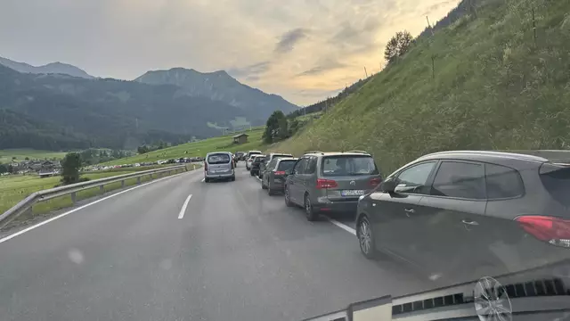 Richtig viel los. Die lange Schlange an Autos, die man hier sieht, sind kein Stau im klassischen Sinn, hier wird entlang der Straße geparkt. | Foto: Reichel