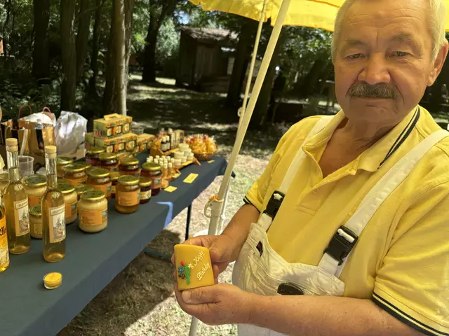 Jede Bienenwachskerze wird von Hand bemalt und erhält ebenfalls ihre individuelle Form und Gestaltung.  | Foto: Rosenberger
