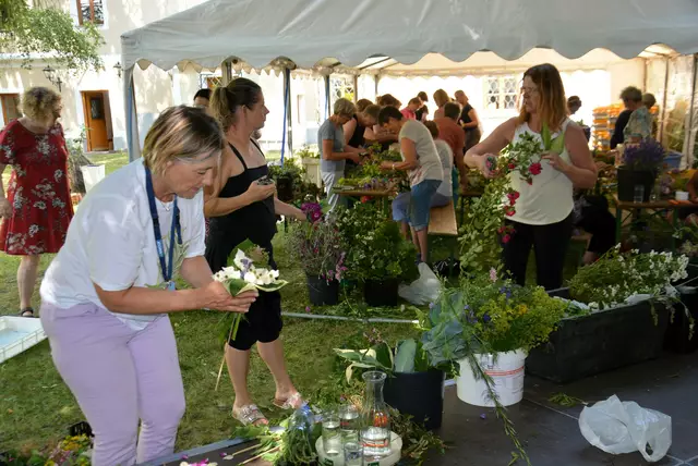 Das nennt man gekonnte Handarbeit: 33 fleißige Damen fertigten unzählige "Sunnwendkranzln " fürs Pfarrfest an | Foto: Peter Taurer