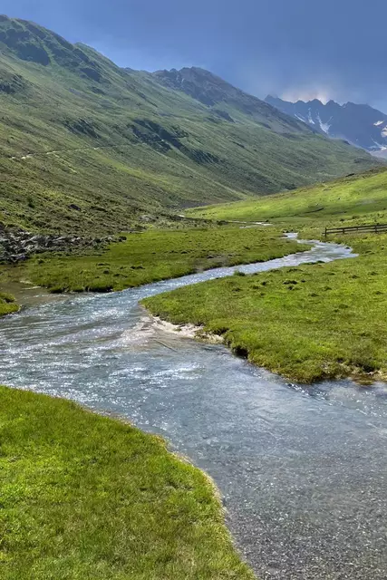 Bild 02: Im Hintergrund die über 3.000 m hohen Berge und ein Fußsteig auf der linken Seite bis zur Bergstation. Im Vordergrund der Platzer Bach auf ca. 2.160 m. | Foto: © Ing. Günter Kramarcsik