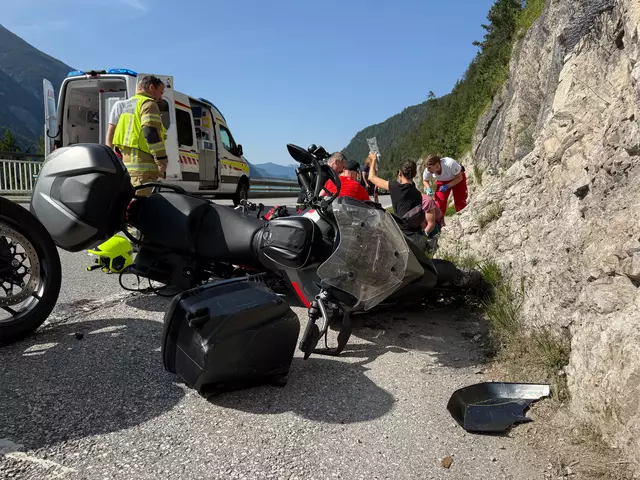 Ein 53-jähriger Motorradfahrer wurde bei einem Auffahrunfall mit einem PKW auf der Achensee Bundesstraße am Samstagnachmittag schwer verletzt. | Foto: ZOOM.Tirol