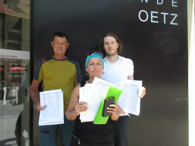 Albin Prantl, Michaela Winkler und Bernhard Friedle (v.l.) gaben vergangenen Freitag den Antrag zu Volksbefragung zum Hotelprojekt ab.
 | Foto: Falkner