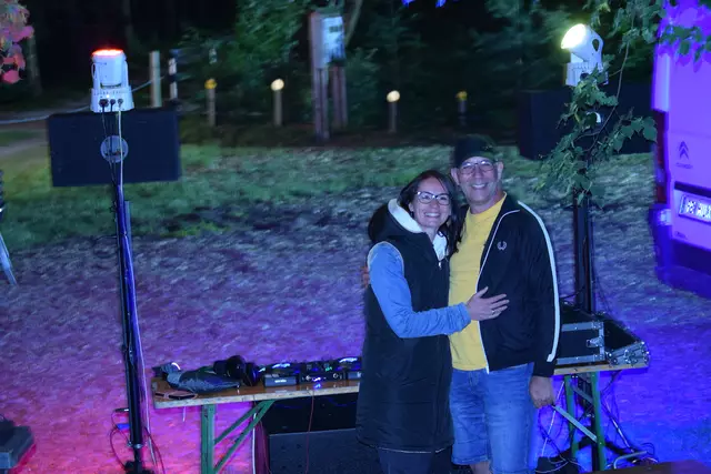 Mit Kabarettist Didi Sommer wurde der Pabneukirchner Kultursommer 2025 in den Holzwelten eröffnet. Vorprogramm mit DJ Nono, Norbert Hintersteiner.  | Foto: Josef Lumetsberger