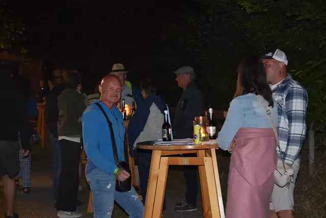 Mit Kabarettist Didi Sommer wurde der Pabneukirchner Kultursommer 2025 in den Holzwelten eröffnet. Vorprogramm mit DJ Nono, Norbert Hintersteiner.  | Foto: Josef Lumetsberger