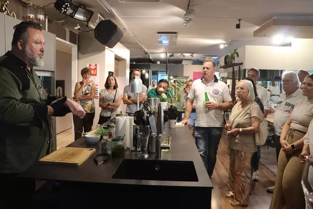 Showkoch Robert Dorr erkärte - die Besucherinnen und Besucher hörten aufmerksam zu. | Foto: Barbara Babonitsch-Diewald