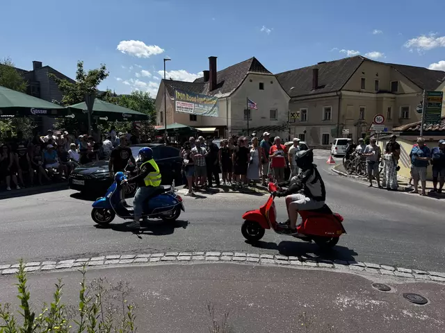 Der Kreisverkehr St. Peter-Freienstein wurde zum Hotspot bei den Ausfahrten der US-Cars, Bikes und Vespas. | Foto: Marktgemeinde St. Peter-Freienstein