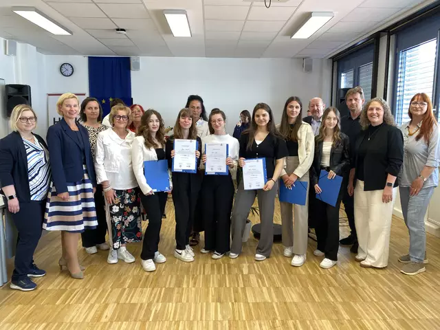 Die drei Erstplatzierten HAK-Schülerinnen vertreten den Bezirk beim Bundeswettbewerb