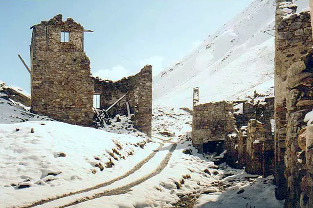 Bild 19: Diese Ruinen auf ca. 2.185 m Seehöhe wurden später von einer Lawine zerstört.  | Foto: © Ing. Günter Kramarcsik