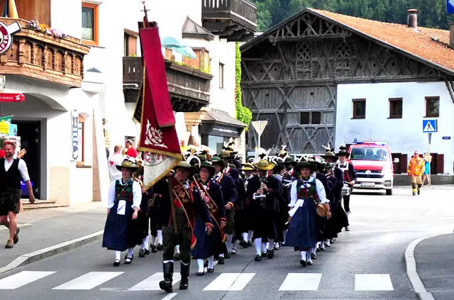 Tradition beim Sommernachtsfest: Einmarsch der Musikkapellen - im Bild die Musikkapelle Völs. | Foto: Hassl