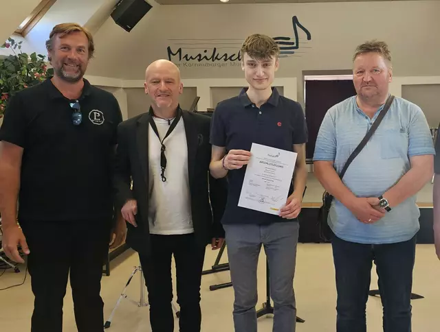 von links: Musikschuldirektor Peter Vasicek, Saxophonlehrer Raimund Aichinger, Nikolaus Langanger und Prof. Peter Rohrsdorfer von der Bruckner Universität | Foto: Korneuburger Musikfreunde