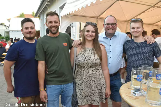 Großer Andrang gab es beim Dämmerschoppen K`WIESEN in Kühwiesen.   | Foto: Gerald Dreisiebner