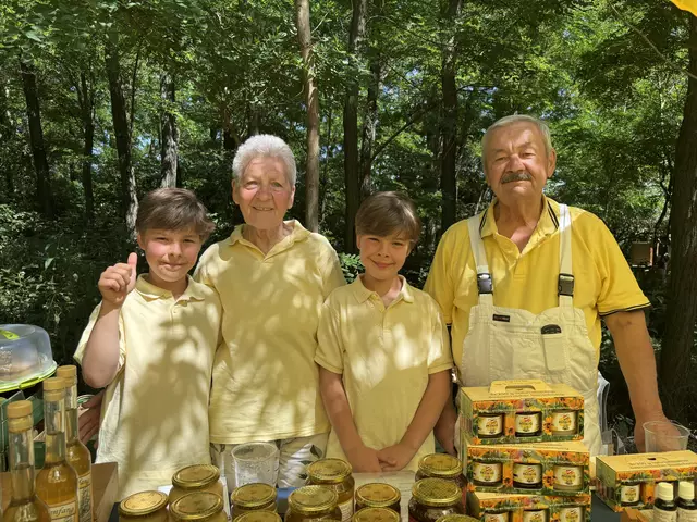 Obmann Rudolf Shekulin und seine Familie mit ihren feinen Honigprodukten. | Foto: Rosenberger