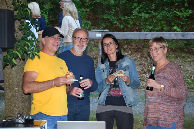 Mit Kabarettist Didi Sommer wurde der Pabneukirchner Kultursommer 2025 in den Holzwelten eröffnet. Vorprogramm mit DJ Nono, Norbert Hintersteiner.  | Foto: Josef Lumetsberger