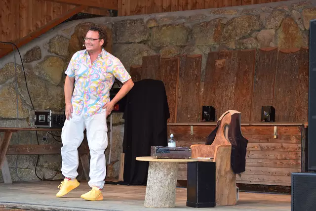 Mit Kabarettist Didi Sommer wurde der Pabneukirchner Kultursommer 2025 in den Holzwelten eröffnet. Vorprogramm mit DJ Nono, Norbert Hintersteiner.  | Foto: Josef Lumetsberger