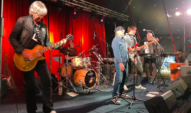 Am Abend herrschte super Stimmung im Zirkuszelt mit BRUJI und PAX 