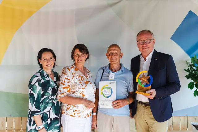 Vizebürgemermeisterin Waltraud Halmer, Obfrau Maria Forstner, Dorfheld Werner Schimek, Landeshauptfrau-Stv. Stefan Pernkopf. | Foto: Benjamin Wald, Gemeinden