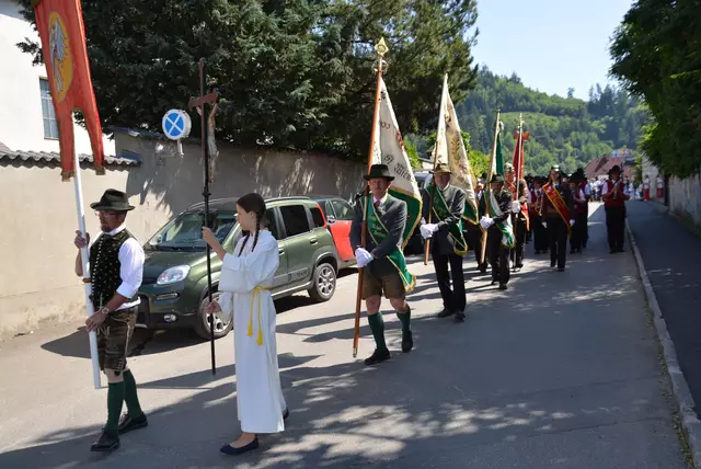 Die Fahnenträger der Vereine führten den langen Zug zur Kirche an  | Foto: Peter Taurer