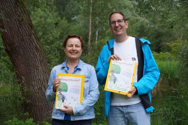 Zwei neue Baumpaten erhielten ihre Urkunde am 5. Juni.  | Foto: AMG