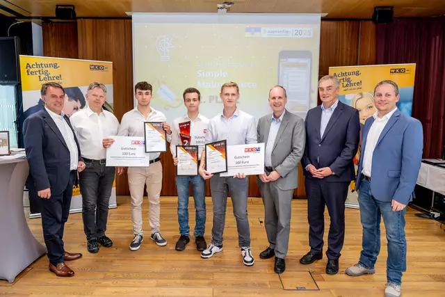 WKNÖ-Präsident Wolfgang Ecker, Jürgen Wammerl, Department Head Apprenticeship bei Bühler, mit den Zweitplatzierten in der Kategorie Professionals, Luca Radda, Jakob Pfannhauser und Lorenz Kadoun, sowie den WKNÖ-Vizepräsidenten Erich Moser und Christian Moser und Markus Aulenbach (UBIT NÖ). | Foto:  David Schreiber