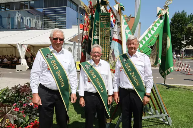 Verschiedene Ortsverbände gratulierten und stellten ihre Fahnen am Festplatz ab | Foto: Schleich