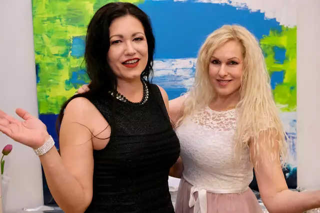 Künstlerin Hanna Andorka und Eva Meindl öffnen ihren privaten Salon für eine Ausstellung mit Live-Musik, Kulinarik und stimmungsvoller Atmosphäre. | Foto: Eva Meindl