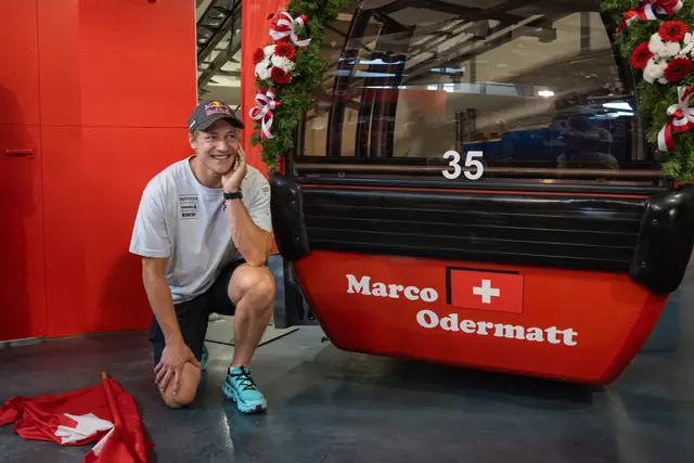 Für den Super-G-Sieg im Jänner wurde eine Gondel an den Schweizer Marco Odermatt verliehen. | Foto: alpinguin