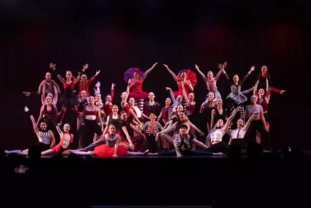 Perfekt inszenierte Choreographien begeisterten das Publikum.  | Foto: Tanzschule Caramba