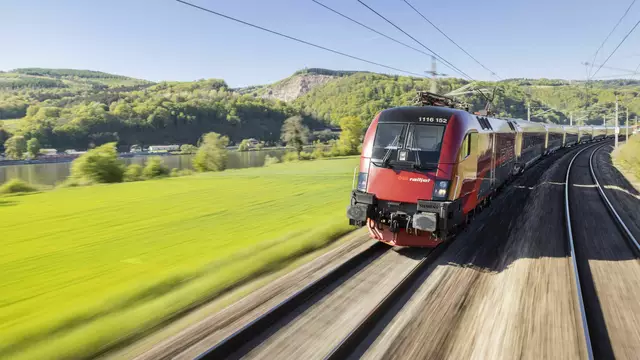 Die ÖBB bieten zum Sommerferienstart und Formel-1-Wochenende zusätzliche Zugverbindungen an (Symbolfoto)

 | Foto: ÖBB / Harald Eisenberger